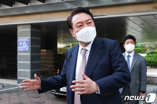 윤석열 대통령 당선인이 10일 서울 종로구 통의동 금융감독원 연수원에 마련된 제20대 대통령직인수위원회에서 8개 부처 장관 인선 발표를 마치고 사무실을 나서던 중 취재진의 질문에 답하고 있다. 2022.4.10/뉴스1 © News1 인수위사진기자단