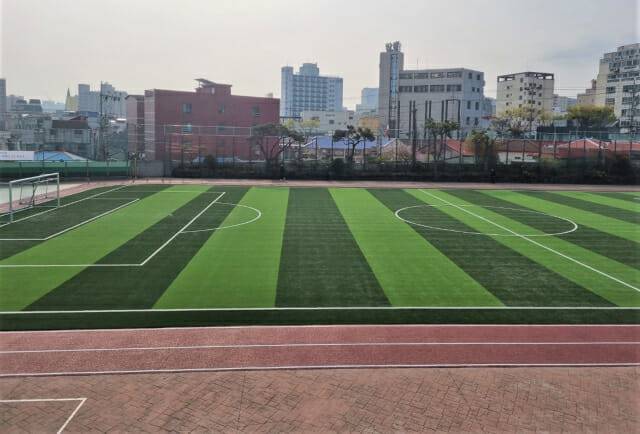 무충진 인조잔디가 시공된 제주중학교 운동장 전경.(사진=코오롱글로텍)