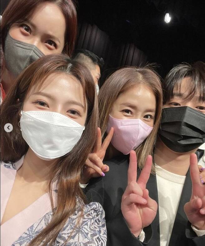 Singer Baek Ji-young celebrated the marriage of Broadcaster Boom (real name Lee Min-ho).Baek Ji-young posted a Boom Wedding ceremony attendance shots on personal SNS on April 11.In the photo, Baek Ji-young celebrates the marriage of Boom, who became a new groom with Kang Ho-dong and Shin Ji.Baek Ji-young said, Last Saturday my brother Boom, or Minhos Wedding ceremony.It was a beautiful bride who responded to the guests with a bright, serious, honest, and sincere groom, a beautiful bride who did not get any honey among many entertainers, and a smile that never lost. It was a wedding ceremony!I hope you live like Lee Kyung-gyus weekly rites ~ ~ ~ ~ I bless you. 