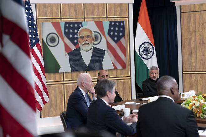 조 바이든 미국 대통령이 11일(현지시각) 나렌드라 모디 인도 총리와 화상으로 정상회담을 하고 있다. /UPI 연합뉴스