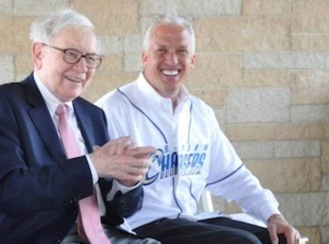 성공한 CEO들은 많이 웃고 유머 감각이 뛰어나다고 인상학자들은 말한다. 사진은 2010년 미국 네브라스카주 오마하의 기자회견장에서 웃으며 답하고 있는 워런 버핏(왼쪽) 버크셔 해서웨이 회장./위키피디아