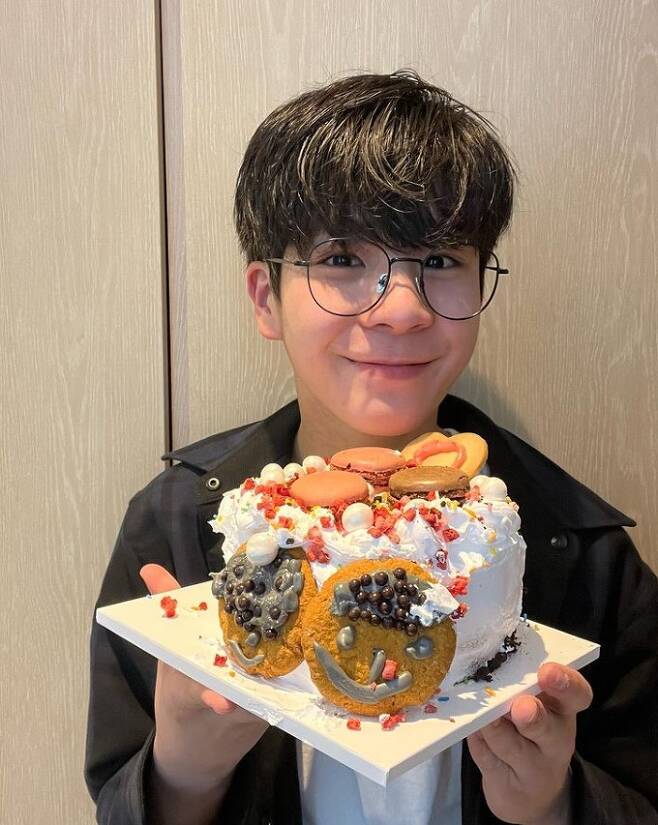 Singer Jung Dong-won has reported on his recent situation.On the 12th, Jung Dong-won posted a picture on his instagram with an article entitled Thank you forsythia friends!Jung Dong-won poses with a cake in the public photo, and his warm smile makes the viewers laugh.The fans who saw this responded such as Enjoy the cake and I had a lot of work today.iMBC  Photo Source Jung Dong-won Instagram
