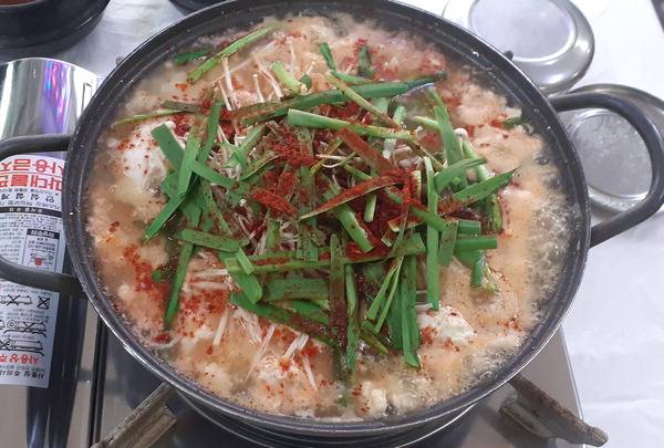 순두부 전골이 끓고 있다. 전골에는 순두부와 정구지 팽이버섯 등 채소와 당면을 넣었다.