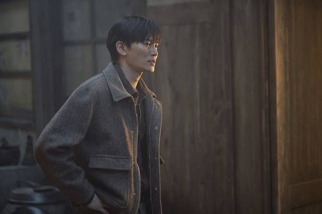 Actors appearing in Pachinko is bringing vitality to colorful characters.Actors Jung Eun-chae and Jung In-ji, Han Joon-woo and Noh Sang-hyuns Hot Summer Days are attracting attention in Apple TV + Pachinko, which is currently airing, which is vividly depicting the characters living in the early 1900s.Pachinko is a story that begins with forbidden love. It is a work that draws an unforgettable chronicle of war, peace, love and separation, victory and judgment between Korea and Japan and the United States.Jung Eun-chae, the brother who warmly greets the Sonja (Kim Min-ha) who came to Japan, vividly depicted the confused mind of the person who left his hometown in the suppressed era with delicate expressive power.Kyung Hee, who has been living a rich life and has faced a rough reality at a moment, tries not to lose his calm in everything, but he has a realistic consensus by bursting his fears that he has endured when he has never been in trouble.Seonja mother Yangjin station Jung In-ji also caught the attention of viewers with the strong mother who has overcome the situation as a woman who raised a child alone in the early 1900s.Especially, Yangjin, which swallows crying and says goodbye to Seonja who leaves his hometown, gave a deep impression by doubling his impressions with the restrained expression of Jung In-ji.Han Joon-woo, who plays the role of Isak (Noh Sang-hyun) brother Joseph, draws a different image of immigrants from his wife Kyung Hee and enhances his immersion with his extraordinary presence.The complex aspect of Joseph, which denies the reality that has changed dramatically from the past but struggles to survive all kinds of discrimination, was drawn more realistically by Han Joon-woos Hot Summer Days.Finally, her husband, Isak, who led The Sunja to a new life, Noh Sang-hyun, has steadily Acting the hardness and caringness of the pastor Isak, who catches up with his beliefs.