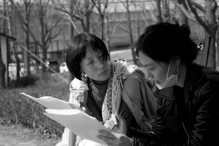 The 27th feature film The Novelists Movie directed by Hong Sangsoo, which will be released on the 21st, unveiled the shooting scene Steel Series.Novelists Movie is a black and white film shot for two weeks in March 2021. The Steel Series is a picture of Lee Hye-Yeong and Kim Min-hee, who are watching the ambassadors in the scenery of March last year, Lee Hye-Yeong looking at postcards in a bookstore, The appearance of the film and the film, the cheerful appearance of the actors laughing at the line, the appearance of Lee Hye-Yeong, Seo Young-hwa, and Park Mi-so just before entering the filming, and finally, Actor Lee Hye-Yeong, Kim Min-hee, Ha Sung Kook, It shows the way we are looking at each other.Actors who gave a preview before the release of the Novelists Movie have been giving a lecture on the shooting scene and the completed work of director Hong Sangsoo with their moments and feelings.Actor Lee Hye-Yeong, who has been in the movie of the novelist following the previous film In front of your face directed by Hong Sangsoo, said, I remember the shooting scene at the time, and somehow T. S. Eliots April is the cruelest month ...It was still cold and dry. I think there was a pain that I had to bloom through the earth.I remember a rat in my head expressing the philosophy of the artist. Anyway, director Hong Sangsoo is magic.I hope the audience will like it. Actor Gijubong, who has been working together since the 2007 work Night and Day directed by Hong Sangsoo, said, When I suggested this work, it was a movie, but it made me think that I was in the space.When I changed to color, I found beauty and was very fresh. I had a good long meeting with Lee Hye-Yeong Actor.I felt that the directors work is continuing to evolve, and I am looking forward to the future work. He shared his reviews and feelings about the beauty he found in his work and the work of director Hong Sangsoo, which seems to be evolving.Actor Kwon Hae-hyo, who showed a deep look in the 21st feature film After directed by Hong Sangsoo, who was invited to the competition at the 70th Cannes International Film Festival, said, Are we really talking?I wonder about the expression hidden in the mask. He expressed his feelings about the movie and raised more questions about the movie.Actor Jo Yoon-hee, who has been involved in the film of the novelist following the directors previous work In front of your face like Actor Lee Hye-Yeong, also said, The wait with the directors phone begins.My work with the director is a picnic, and I know that the way to the set is exciting and I will be happy if I play without fear, and I have more beautiful memories than I felt.The novelists movie also went to the shooting place as if it was a picnic and played it funny, but it seemed to be a little funny, a little cool and heartbreaking memory. He said,Actor Ha Sung-guk, who has been in the directors work since the directors 24th feature film The Runaway Woman released in 2020, said, I can watch small and pretty things well, and it exists well in the frame in some way.It was a series of moments when I could get back to Actor and courage. As an Actor, I have conveyed the genuine feelings that existed in the scene and in the frame of the movie.Finally, Actor Park Mi-so, who appeared with Shin Seok-ho Actor in Hong Sangsoos 25th feature film Introduction, and then participated in the second film The Novelists Movie, said, I was curious because I did not participate in the car before shooting.Thank you for seeing more good movies, and like the previous works, Novelists Movie is a movie I want to take out at any time! The 27th feature film The Novelists Movie, directed by Hong Sangsoo, who unveiled the natural scene SteelSeries, meets audiences at the theater on the 21st.The Movie of Novelists SteelSeries