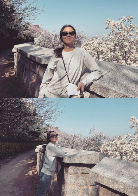 Actor Gong Hyo-jin enjoyed cherry blossom outingGong Hyo-jin posted a picture on his personal instagram on the 12th without any phrase.In the open photo, Gong Hyo-jin is out in a comfortable outfit wearing a man-to-man T-shirt, jeans and sunglasses.Gong Hyo-jin is smiling happily in the background of cherry blossoms that are blooming, and I am curious about whether or not I enjoy cherry blossom date together as I am currently in love with Kevin Oh.On the other hand, Gong Hyo-jin recently revealed that he is in love with singer Kevin Oh.Gong Hyo-jin SNS
