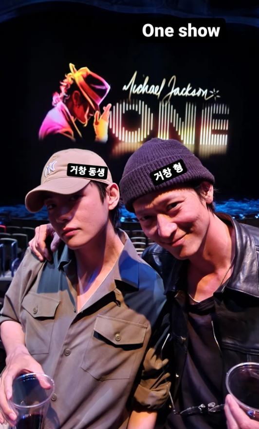Group BTS Bü met with Actor Gang Dong-Won.On the 13th, Bue posted a picture on his instagram story with an article called One show.In the open photo, Bhu and Gang Dong-Won pose with a friendly shoulder, two people they met at the Michael Jackson One Show in Las Vegas.A warm visual caught the attention of the viewers.Bue showed off his friendship by calling himself and Gang Dong-Won Geochang younger brother, Geochang older brother; Bue was from Geochang, Gyeongnam, and Gang Dong-Won graduated from high school in Geochang.Meanwhile, BTS, a group of BTS, will hold a concert BTS PERMISSION TO DANCE ON STAGE - LAS VEGAS (BTS Permission to Dance on Stage - Las Vegas) held at Las Vegas Allied Stadium on the 15th and 16th.iMBC  Photo Source Buy Instagram