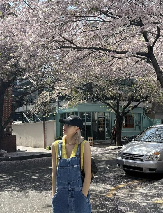 Group BLACKPINK member Lisa has appeared in the Dongmyo.Lisa posted several photos on her Instagram account on Thursday, along with a black heart emoji.In the photo, Lisa is wearing a yellow sleeveless T-shirt and flowering outings. The background of Lisas photo is presumed to be a fairy tale.Dongmyo is famous for its cheap place to buy various relief clothing.In the past, BLACKPINKs senior group, Big Bangs G-Dragon, visited MBCs entertainment program Infinite Challenge and emerged as a hot place.Lisa has been communicating with fans recently, posting photos from various venues on Instagram.