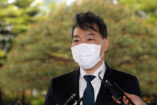 김오수 검찰총장이 13일 오전 서울 서초구 대검찰청으로 출근하며 더불어민주당의 ‘검수완박(검찰 수사권 완전 박탈)’ 법안 당론 채택에 대한 입장을 밝히고 있다. / 사진=뉴스1