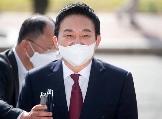 (과천=뉴스1) 박세연 기자 = 원희룡 국토교통부 장관 후보자가 11일 오전 경기도 과천시 정부과천청사 2동에 마련된 청문회 준비 사무실로 출근하며 취재진 질문에 답하고 있다. 2022.04.11/뉴스1