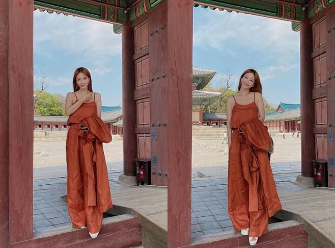 Han Ye-seul posted two photos on Instagram on the 13th, along with an article entitled One Clear Day (ONE FINE DAY) already Summer.Han Ye-seul in the photo is taking pictures in an old palace wearing a modern hanbok made of sleeveless clothes, and Han Ye-seul is enjoying his leisure while putting his outer clothes on his arms for a while to avoid the summer heat.The netizens showed a keen interest such as It is so beautiful, it exceeds the limit of beautiful!, I want to see it applied on top and Where are you?Han Ye-seul revealed that he was in love with his boyfriend, who was 10 years old last year, and is now communicating with his fans through his YouTube channel Han Ye-seul is.Photo Han Ye-seul SNS