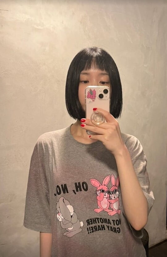 Actor Lee Yu-bi has turned into a bobLee Yu-bi posted a picture on his Instagram story on the 14th.In the photo, Lee Yu-bi, who is taking a mirror selfie, is shown.Wearing a comfortable T-shirt, Lee Yu-bi is eye-catching as she shows off her style with a bob hair.Lee Yu-bis doll-like beauty, which is perfect for single hair, enviates envy.Meanwhile, Lee Yu-bi chose the movie Love Affair as her next film.