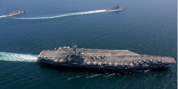 2022년 4월 12일 동해에 진입한 미국 해군 니미츠급 항공모함의 5번함 USS 에이브러햄 링컨(CVN-72). 미 해군 발표에 따르면 니미츠급 항모는 탑재한 함재기를 하루 최대 230소티(1Sortie=항공기 1회 출격 횟수)로 4일간 연속 작전이 가능하다고 보고됐다. 한국군 합참의장이 미 항공모함에 오른 것은 지난 2017년 3월 12일로 당시 이순진 합참의장과 빈센트 브룩스 한미연합사령관이 한·미 연합훈련인 독수리 훈련에 참여 중인 미국 핵추진 항공모함 칼빈슨호를 방문, 작전 현황을 점검한 바 있다. 사진=미 해군(U.S. Navy)