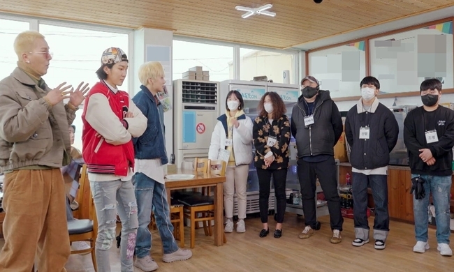 Group WINNERs Jeju Island travelogue will be unveiled.Naver NOW, which will be unveiled for the first time on April 14.(Naver Naucalpan)s first original entertainment, Real Naucalpan (produced SM C&C STUDIO, directed by Cho Hyun-jung), performs Real Time Mission, which appears throughout the trip, and contains a special traveler that finds the real between Real and UnReal.WINNER will be the first runner.In the first and second episodes, WINNER images are revealed on the Jeju Island trip; the day before the trip, WINNER members pack their luggage with a thrill.Song Min-ho attracts attention by showing off the aspect of WINNER well-known, which 100% accurately matches the travel preparation and behavior patterns of other WINNER members.WINNER, who arrived at Jeju Island, is excited to find the super luxury car prepared by the crew.Then, in a row of Jeju Island fish that causes mouthwatering, WINNER admires Is this a true story? And I do not know what to eat first.Real Time Mission comes to WINNER who enjoyed a luxurious trip to Jeju Island fish food.WINNER must carry out Real Time Mission throughout the trip to Jeju Island, and if it fails, the travel expenses will be deducted and the travel environment will change in the future.The first Real Time Mission with a luxury car is to find UnReal among the five staff members. WINNER will carefully search for fake staff with sharp touch and feeling to use luxury cars.Song Min-ho and Seung-Hoon Lee will choose different UnReal candidates to hold a tense confrontation.Song Min-ho argues that Stap should know, while Seung-Hoon Lee refutes that it can be enough.It is also said that one of the members of WINNER was surprised by the scene by boasting of a poignant tact that was caught in the wind.WINNER is in an unexpected situation while traveling to Jeju Island: Kang Seung-yoon hit an unexpected accident (?).Song Min-ho, who witnessed the accident, said, I said I did it, and Kang Seung-yoon was greatly embarrassed.It raises the question of what the accident (?) committed by Kang Seung-yoon is.The Real Naucalpan - WINNER will be released on the NOW. app every Thursday and Friday at 6 pm from the 14th, and anyone can watch it free of charge.Since then, at 2 p.m. every Saturday, a rerun of the Real Naucalpan - WINNER episode will be released for those who missed the main show.It will also be broadcast simultaneously on Thailands OTT platform TrueID (True ID).