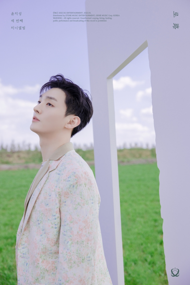 Singer Yoon Ji-sung showed a brilliant visual through a new concept photo.DG Entertainment, a subsidiary company, released its third mini album Mirro, the first concept photo Ro, on the official SNS on the 14th.In the four photos, Yoon Ji-sung creates a fresh and bright atmosphere with the background of a blue field.Dandy yet stylish jacket style, free and hip mood blue fashion, bright pink knit, and colorful charm attracts attention.The excellent eyes and natural facial expressions make Yoon Ji-sungs watery visual stand out.His mini album is attracting attention as his first move with his new agency DG Entertainment.Especially, as the Ro version photo, which means road, is released, there is a curiosity about the new way that Yoon Ji-sung will present through the new song.Yoon Ji-sung participated in the writing and composition of four songs, including the title song BLOOM, Todok Todok, Summer Drive (SUMMER DRIVE) and SLEEP.Through this album, it is expected to show the identity as an artist along with the growth as a vocalist.Yoon Ji-sungs third mini-album Mirro is about to be released on the 27th.