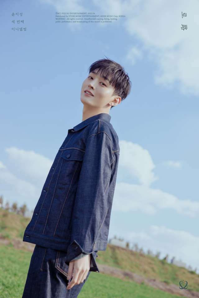 Singer Yoon Ji-sung showed a brilliant visual through a new concept photo.DG Entertainment, a subsidiary company, released its third mini album Mirro, the first concept photo Ro, on the official SNS on the 14th.In the four photos, Yoon Ji-sung creates a fresh and bright atmosphere with the background of a blue field.Dandy yet stylish jacket style, free and hip mood blue fashion, bright pink knit, and colorful charm attracts attention.The excellent eyes and natural facial expressions make Yoon Ji-sungs watery visual stand out.His mini album is attracting attention as his first move with his new agency DG Entertainment.Especially, as the Ro version photo, which means road, is released, there is a curiosity about the new way that Yoon Ji-sung will present through the new song.Yoon Ji-sung participated in the writing and composition of four songs, including the title song BLOOM, Todok Todok, Summer Drive (SUMMER DRIVE) and SLEEP.Through this album, it is expected to show the identity as an artist along with the growth as a vocalist.Yoon Ji-sungs third mini-album Mirro is about to be released on the 27th.
