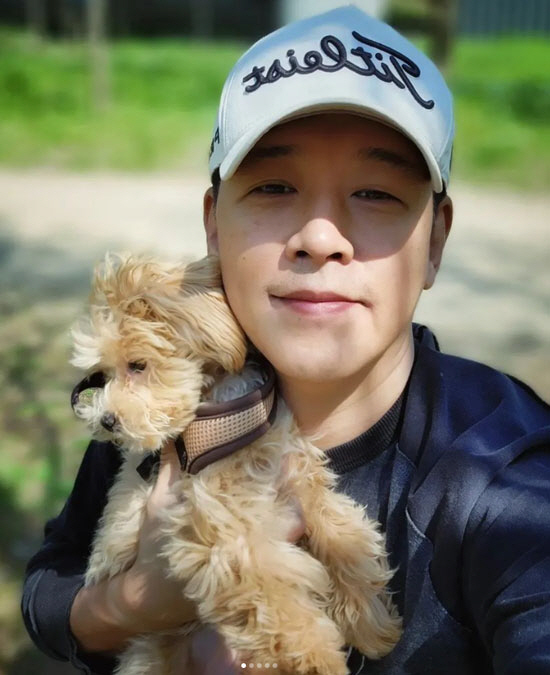 Actor Ryu Si-won has recently reported on his situation.On the 15th, Ryu Si-won posted a picture on his instagram with an article entitled Spring with Sia Walk. Now.The photo released shows Ryu Si-won holding a dog with a pet dog, and Ryu Si-won, who has been in the spotlight for a long time, is more comfortable with his smile.Especially, at the age of 50, while there is no sign of time, I boast beauty and catch my eye.Meanwhile, Ryu has signed a 100-year contract with a non-entertainment woman in 2020, five years after her divorce, and she also appeared in an entertainment program after breaking a long gap last year, attracting much attention.