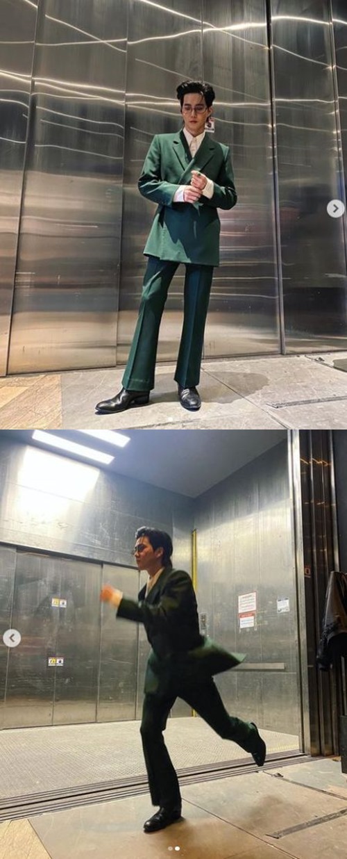 EXO Suho has unveiled a warm visual.Suho posted an article and a photo on his instagram on the afternoon of the 15th, Run to you.Inside the picture is his figure in a green suit.Alongside the superior proportions, Suho sported a sleek handsome look, styled in sunglasses.In another photo, he was seen pretending to run.Suho has made fans hearty with a chic and gorgeous aura, radiating a delightful appeal.Meanwhile, Suho released the new news Grey Suit on the 4th.