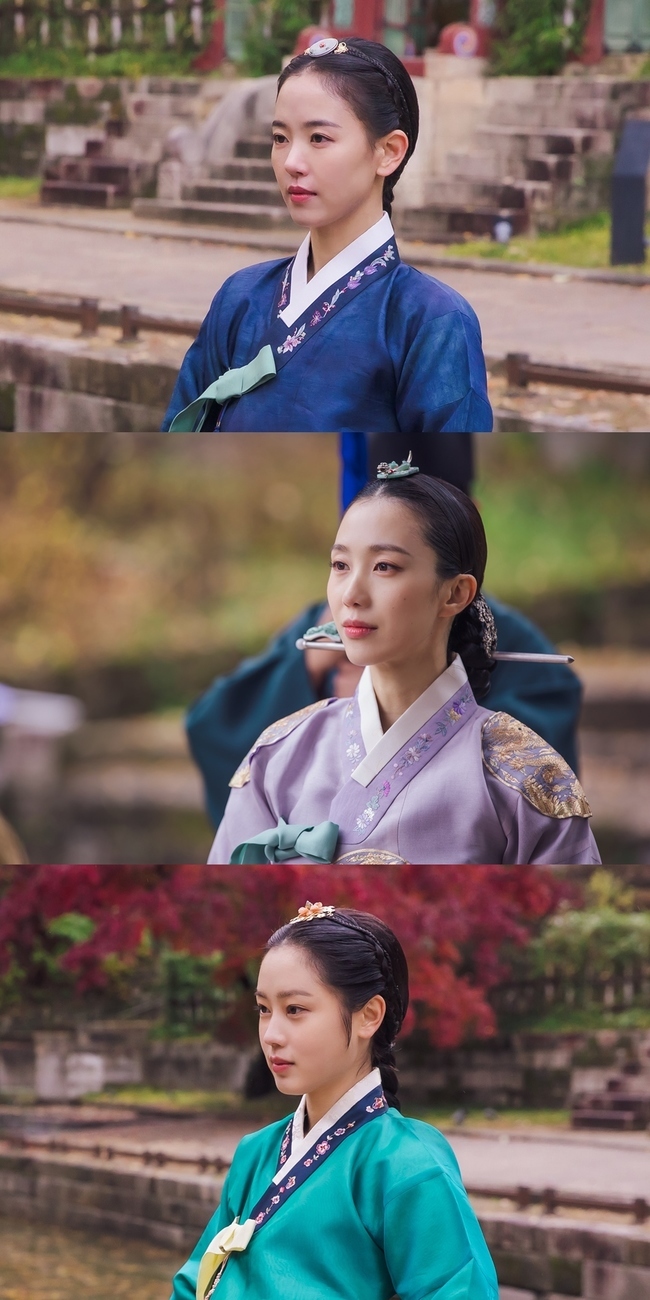 Bloody Heart Kang Han-Na, Park Ji-yeon and Choi Ri are fighting fiercely.KBS 2TVs new Mon-Tue drama Bloody Heart (directed by Yoo Young-eun/playplayplay by Park Pil-ju/Produced by Ji-Anji Productions) released actor Kang Han-Na Park Ji-yeon Choi Ri Steel on April 15.Bloody Heart, which will be broadcast first on May 2, is a bloody court romance that unfolds with the king Lee Tae (Lee Joon), who has to give up his beloved woman to survive, Yu-Jeong (Kang Han-Na), who has to be a heavy battle to survive, and the static ones pointing a knife at each others neck.Kang Han-Na plays Yu-Jeong, who has a great deal of people around him, a great deal of intelligence, and innate spirituality. Park Ji-yeon plays Choi Ga-yeon, a royal adult and a character like a peony, and Choi Ri is an iron, dodgy and arrogant soldier. Joo Yeon-hee, the daughter of Ji-Yup Ok-yeop, by Atus).The three will draw the dignified power of the women in the center of the Joseon politics and add tension.Among them, the photos show Kang Han-Na, Park Ji-yeon (played by Choi Ga-yeon) and Choi Ri (played by Cho Yeon-hee), which have similar atmospheres.First, Kang Han-Nas simple, neat visuals draw attention: in a straight position, she is as proud as a blue jersey.Park Ji-yeon, who has a stiff head, reveals his dignity, and he has a gentle but delicacy in a colorful dress, creating an atmosphere like ice.Choi Ri, who is heavily armed with plump charm, smiles at those who see the character of an innocent character.Especially in the determined expressions of the three people, I feel spleen.It will make them look forward to the exciting story by foreseeing the storm that will be swept in Bloody Heart, what they will do to survive in the fierce court battle.