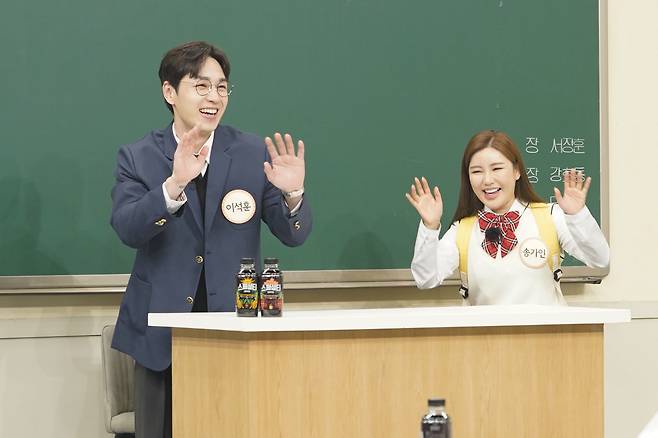 Singer Song Ga-in reveals a clunky story about a Grandmas Boy fan.JTBC Knowing Bros, which will be broadcast on April 16, will feature Lee Seok Hoon and Song Gain as transfer students.They will be responsible for the laughter Hougang MRT Station as well as the ear Hougang MRT Station with a live singing ability to applaud.Song Ga-in released the dialect 2 as an advantage: this time, when Changans change to a famous dialect, which was shown at the time of his last appearance, became a hot topic, he will show an upgraded version.Song Ga-in laughed after reinterpreting the lyrics of Waxs representative song, Brother, as a version of Jeolla-do dialect, following the cartoon and drama famous ambassador.Song also talked about episodes he experienced at numerous events.In particular, Grandmas Boy fan who came to the audience from the stage tried to give money, he explained the details and made everyone feel sad.Lee Seok Hoon then revealed the dizzying incident during the musical King Kibbutz, and the detailed story of Song Gain and Lee Seok Hoon will be released on this broadcast.Lee Seok Hoon and Song Gains singing skills and witty entertainment can be found at Knowing Bros at 8:40 pm on the 16th.