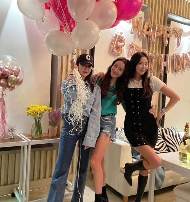 Actor Lee So-yeon enjoyed a glamorous birthday party with acquaintancesLee So-yeon posted several photos on his instagram on April 15 with an article entitled First Birthday Party: Thank you for my lovely people.Lee So-yeon in the photo enjoyed a grand birthday party with his acquaintances.Lee So-yeon enjoyed the pleasure of posing affectionately with his acquaintances such as Park Ha-sun, Oh Yoon-ah, and Baek Boram.Lee So-yeon recalled the moment when he was happy, saying, Parrutime yesterday was a long night of frenzy.Meanwhile, Lee So-yeon appeared on KBS 2TV drama Miss Monte Cristo.