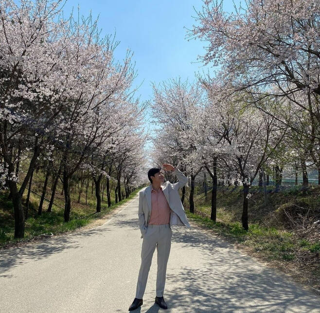 Kim Jae-wook posted a picture on his instagram on the afternoon of the 15th without any writing.In the open photo, Kim Jae-wook poses under a full bloom of cherry blossom trees. In particular, Kim Jae-wook looks up at the cherry blossoms with a bright smile and captivates the attention with a warm atmosphere.Kim Jae-wook, who matches a pink shirt with cherry blossoms, boasted a picturesque visual with a superior ratio, which made many people admire.On the other hand, Kim Jae-wook is currently working on KBS 2TV monthly drama Crazy Love as Nogojin.Crazy Love is a sweet salvage romance work by a secretary who is sentenced to a murder and a deadline for a murder.