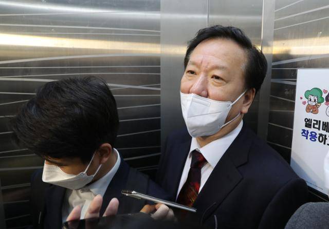 정호영 보건복지부 장관 후보자가 15일 서울 서대문구 국민연금공단에 마련된 인사청문회 준비 사무실로 올라가고 있다. 연합뉴스