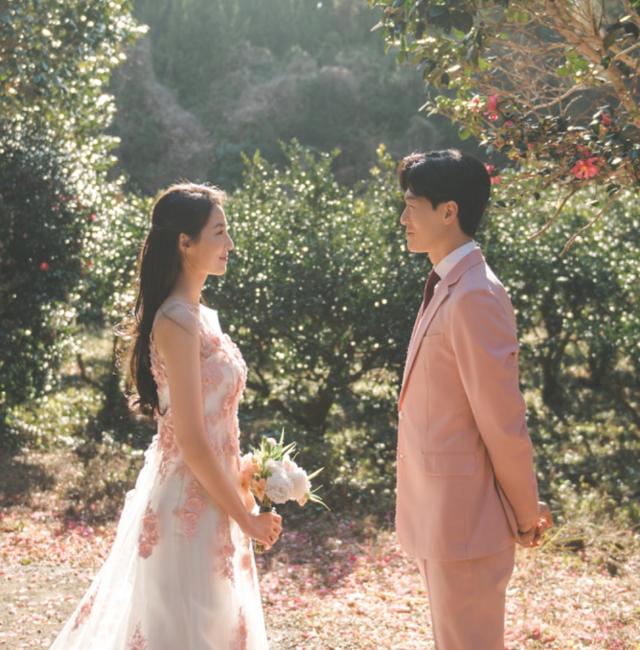 Actors Yoo Jeong-ho and Cha Hee have signed a seven-year devotion for about a hundred years.Yoo Jeong-ho and Cha-hee will be married at a wedding hall in Seoul on the afternoon of the 5th of next month. As a result of the coverage of the main site on the 16th, their wedding society will be played by their fellow actor Kim Ki-doo, who is close to Yoo Jeong-ho.Yoo Jeong-ho told her marriage feelings with Cha Hee through a telephone interview with the magazine after the marriage news was reported.He said that he was happy and bright smile, and he felt that he was reborn as a long-time devotee.Yoo Jeong-ho said, I am not so busy preparing for the wedding ceremony and preparing for such a thing. I do not feel well yet.I feel like time has passed so fast. Corona 19 It was common for pre-married couples to postpone their wedding schedule, but the two have prepared a wedding ceremony with a special date and time of 5 pm on May 5, and they will have a wedding ceremony without any change.In addition, the paper obtained a wedding invitation for Yoo Jeong-ho and Cha Hee, and through the wedding invitation, the two people said, The first day I started as a partner, a lover, and a couple for seven years.I will be together for the rest of my life. The wedding photos of the two people, which were obtained with wedding invitations, showed two people who were full of affection, and they smiled at the completion of a pleasant and warm wedding picture in the background of the natural scenery.On the other hand, Yoo Jeong-ho has accumulated filmography since his debut, appearing in Big Issue, Watcher, Welcome 2 Life, Wanghu, Bad and Crazy and Bulgasa.In particular, he appeared as the director of the NIS agent Kim in TVN The Unstoppable Destiny of Love in 2019, and he took a strong eye stamp on viewers with the role of a cupid by Lee Jung-hyuk (Hyun Bin) Yoon Se-ri (Son Ye-jin) couple.Recently, she has also appeared in Link: Eat and Love, Kill starring Yeo Jin-gu.