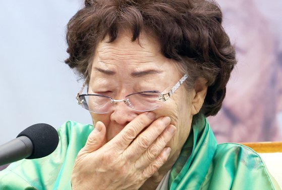 일본군 위안부 피해자 이용수 할머니가 지난달 서울 중구 프레스센터에서 기자회견 중 눈물을 흘리고 있다. 연합뉴스