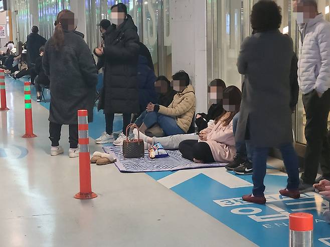 지난 6일 오전 경기 하남시에 위치한 이마트 트레이더스에서 ‘포켓몬빵’을 사기 위한 대기 줄이 이어져 있다. 장시간 대기를 위한 돗자리나 휴대용 의자, 담요 등을 챙겨온 이들이 눈에 띄었다.