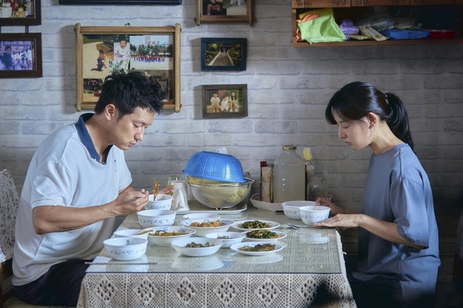 My Liberation Diary Kim Ji-won and Son Seokgu are starting to care about each other more and more.JTBCs Saturday Drama My Liberation Diary (director Kim Seak-yoon, playwright Hae-yeong Park, production Studios Phoenix, Green Snake Media, SLL) will show the appearance of Kim Ji-won and Koo (Son Seokgu) who faced each other in the rain on April 17 It captures and stimulates curiosity.In the last broadcast, Yeom Mi-jung and Koo are one step closer.Yeom Mi-jung took the first step of change to break through the cramped life, and Koo, who had only pushed out Yeom Mi-jung, showed a change and stimulated expectations.In the meantime, the photos released showed the images of Yum Mi-jung and Gu, who became concerned about uncomfortable relationships.There is a breathtaking awkwardness between the two people at the table, how they ended up eating alone, and the two people who put their heads in the bowl as if they were conscious of each other.I am a little close, but I wonder how the relationship between the two people, who are still far away, will flow.The two men, facing each other in the rain, were also caught. The rain came to Gu, who was drinking without worrying about the heavy rain.The two men staring at each other soaked in danger, and the face of Gu, who is embarrassed and staring at him, amplifies his curiosity.In the 4th episode of My Liberation Diary, which is broadcasted on the day, another decisive event occurs to Yum Mi-jung and Koo.The trailer, which was released earlier, raised curiosity by showing Yeom Mi-jung running somewhere through heavy rains, and the episode of the loud Yeom family continues.Second, Yeom Chang-hee (Lee Min-ki) is in crisis at the company, and first base well (Lee El) is reunited with Lee Ki-woo at an unexpected moment.