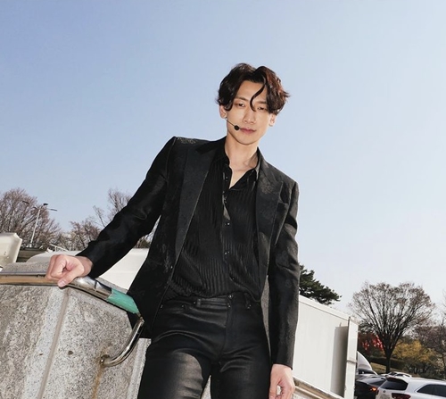 Singer Rain showed off model La PosteHe posted several photos on the 18th instagram with an article entitled Lets sing.In the photo, Rain caught his eye with a tall Rain jewel that looked like a model.Noh Hong-chul said, Do not be sad, but quickly and quickly. When the weather is good, Gogogo! I will ride a bike.The netizen responded, I can be so cool from morning, and I am so handsome.Rain, meanwhile, married actor Kim Tae-hee in 2017; she has her first daughter, Jung Yoon-ah, born in 2017, and her second daughter, Jung Min-ah, born in 2019.