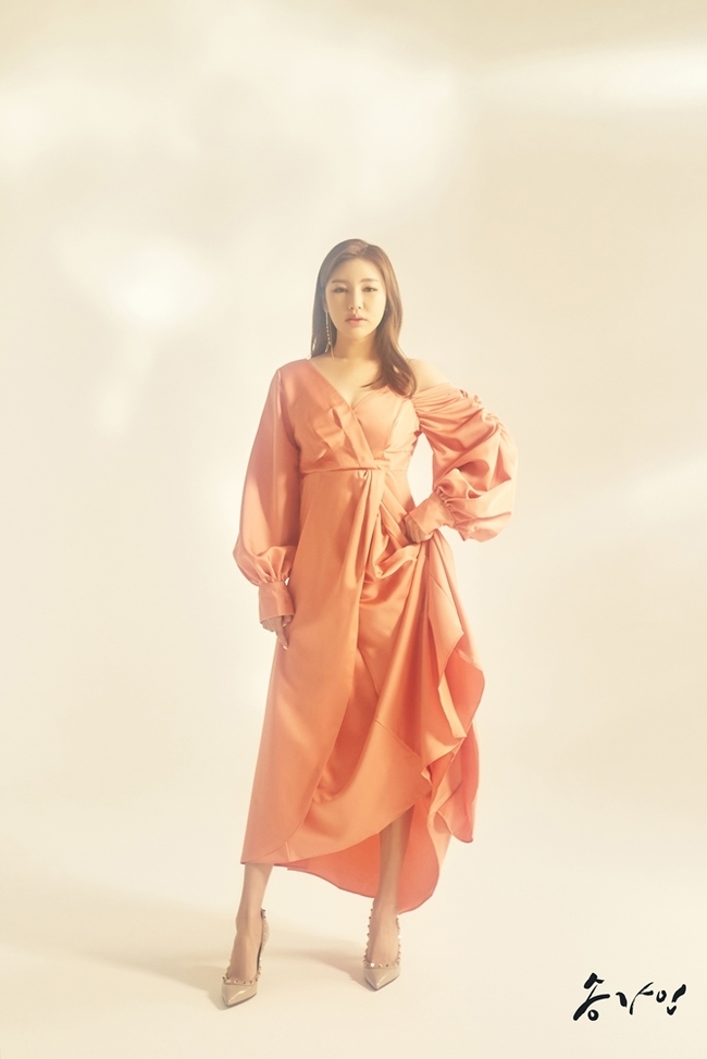 Song Ga-in flaunts Trot queen auraPocket Stone Studio, a singer Song Ga-in agency, released its Song Ga-in 3rd album The Love Song of J. Alfred Prufrock () concept photo on April 18.Song Ga-ins new album concept photo featured Trot queen eight-color charm; Song Ga-in was a Trot-based fashionista, and had a wonderfully diverse dress of colors and designs.She completed her styling with colorful accessories such as necklaces and earrings, and showed off her imposing and intense force.Song Ga-in, also wearing a black dress, stared at the camera with dreamy eyes and conveyed the feeling of watching a movie.With a unique styling with a flowery tree on top of his head, he also raised his curiosity about the story of The Love Song of J. Alfred Prufrock.Song Ga-in The Love Song of J. Alfred Prufrock is a regular album released in about a year and four months after Mong () released in December 2020.It is an authentic Trot album that contains all 10 songs of affection for fans and Trot lover Lisner.Song Ga-in selected the song Raining Mount Kumgang, an unpublished song by late Baek Young-ho, a composer of Camellia Girls, as the title song, raising expectations for Trot fans.Lee Chung-jaes composer On the other side of the memory will also be selected as a double title to show off his various charms.