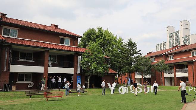 용산기지 내 장교 숙소 부지 둘러보는 시민들