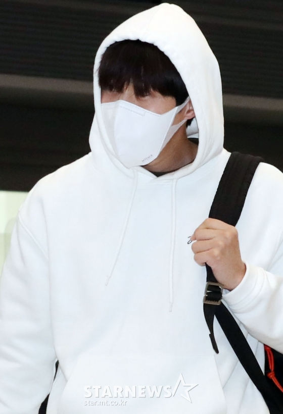 Kim Seon-ho arrived at Incheon International Airport on Wednesday.Kim Seon-ho, who recently left for Thailand for the film Sad Tropical directed by Park Hoon-jung, returned from overseas filming.Kim Seon-ho covered her face mostly with a white hoodie over her hat and a mask.Wearing shorts and slippers, he arrived comfortably with a black bag on one shoulder.I have almost covered my face, including my bangs and covering my eyes, but I feel the warm physical and atmosphere.