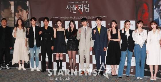 홍원기 감독, 배우 이영진, 정원창, 김도윤, 이열음, 이수민, 이호원, 봉재현, 서지수, 엑시, 설아, 아린이 18일 오후 서울 메가박스 코엑스에서 진행된 영화 '서울괴담'(감독 홍원기) 언론시사회에 참석해 포즈를 취하고 있다. '서울괴담‘은 복수, 욕망, 저주에서 시작된 죽음보다 더한 공포를 선사하는 괴이하고 기이한 10가지 이야기를 다룬 옴니버스 영화다. /2022.4.18 /사진=이동훈 기자 photoguy@