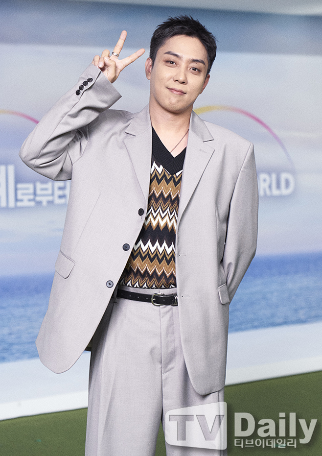 It was a performance that did not meet expectations.Group Jekskis leader and broadcaster Eun Ji-won joined the full member of All The Butlers, but he did not show such a presence and contributed to the decline rather than the ratings rebound.In the SBS entertainment program All The Butlers broadcasted on the evening of the 17th, Eun Ji-won, who joined as a new member, was drawn.Eun Ji-won was the first to arrive at the entrance ceremony and took the opening solo: The public wave itself has been too long.I do not know the broadcaster even when I watch the program, but I know it is SBS. Thank you for coming together. In particular, Eun Ji-won suggested to the members, Lets test the master in the future, and if it turns out to be a quack, Kim Dong-Hyun would punish it.Lee Seung-gi, who heard this, said, I wonder what direction All The Butlers will change in the future.All The Butlers, which started in 2017 with Lee Seung-gi, Lee Sang-yoon, Yook Sungjae, and four-person system of two-year-olds, has become a SBS signboard and longevity entertainment with the activities of masters with various charms regardless of age and occupation.After the first year members Yook Sungjae and Lee Sang-yoon left, Jung Eun-woo, Shin Sung-rok and Kim Dong-Hyun joined the team to maintain their popularity.When Jung Eun-woo and Shin Sung-rok were forced to get off the program due to schedule problems, they chose Yoo Soo-bin as a new member and added freshness.The topic of All The Butlers, which returned to the four-member system, was not as good as before, and the ratings also fell into a recession.In the process, as the youngest Yoo-bin decided to get off, the production team scored Eun Ji-won, who shined in 25 years of entertainment career, as an alternative card.Eun Ji-won has made a big headline since the news of joining the group, and as Kim Young-chul, Hwang Dae-heon and Choi Min-jung appeared as daily disciples, they showed a sense of entertainment that was not bad, so expectations for him were considerable.Above all, it was the youngest at the age of 45, so I was curious about the Eun Ji-won character in All The Butlers.But when I opened the lid, it was different.Sometimes he appeared and energized the talk with his unique clunk and witty words, but Eun Ji-won did not show his strengths enough in the masters main character All The Butlers.I was sorry that I joined the official member without even grasping the intention of planning the program.The ratings, which had been sluggish from the 4% range, also dropped to 3.4%, meaning that the Eun Ji-won card, which was picked up in the night, did not work.The new four-member system is creaking from the start, and the troubles of the production team are expected to deepen.There is plenty of room for a rebound now that we have just raised our sails.It is noteworthy whether Eun Ji-won will be able to emerge as a hero of All The Butlers, which is experiencing a severe recession by establishing a character that matches its reputation in the future.