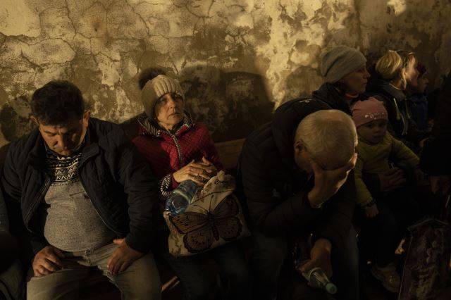 우크라이나 미콜라이우 시민들이 지난달 31일 자신들의 마을이 러시아군으로부터 공격받자 인근 마을 교회의 지하 공간에 숨어있다. AP뉴시스