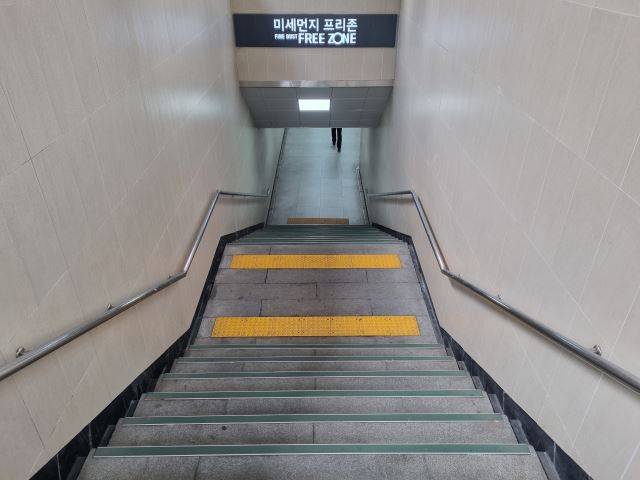지난달 24일 서울 강남구 역삼1동 역삼지하보도 진입로의 모습. 민방위 대피소로 지정된 이 공간의 진입로는 일반 성인이 걷기에도 가파를 뿐더러 노약자와 장애인을 위한 진입 보조 시설도 설치돼있지 않았다. 이동환 기자
