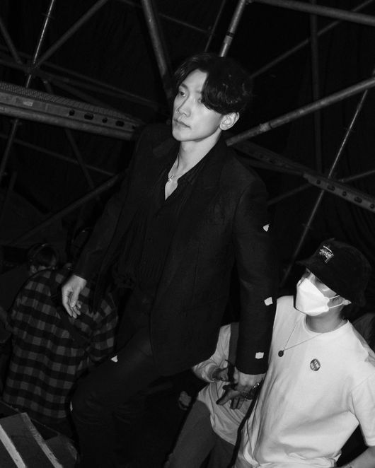 Rain has revealed its current status.On the afternoon of the 19th, singer and actor Rain posted a picture on his instagram.The photo shows the Rain of the black and white filter, and the Rain is on stage and gives intense eyes. Especially, the eyes of the fans who see the Rain are focused on the veiled jaw line and the extraordinary physical.Rain, meanwhile, recently appeared in the TVN drama Ghost Doctor; Rain also married actor Kim Tae-hee and has two daughters.non-instagram