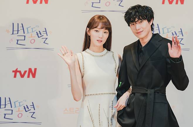 On the afternoon of the 20th, the drama Starfall production presentation was held online.Actor Lee Sung-kyung, Kim Young-Dae, Yoon Jong-hoon, Kim Yoon-hye, Park So-jin, Lee Jung-shin and Lee Soo-hyun attended the event, which was held in non-face-to-face to prevent the spread of Corona 19.Is a romantic comedy drama depicting people who try to make them shine behind the stars of the sky.The reason the drama title is Starfall is because it is the story of the stars who clean up the shit of the stars.In fact, Choi Yeon-soo, who has worked at management companies, will write a script and create a work that is live with reality based on a deep understanding of the entertainment industry.Lee Soo-hyun PD, who directed the production, said, When I first read the script, I did not know the history of the artist, but as soon as I read it, I knew that I knew or worked in this industry.The episodes that are in the script are well-represented in the reality of the entertainment industry.This PD said, Even though I know that my agency Actor is dating, the public relations team is a story that anyone who has seen the entertainment news once, such as the ambassador who says, It is a close friend.I do not remind you of a specific event, but I always point out what happens. Lee Sung-kyung is divided into Star Force Entertainment Promotion Team leader, who boasts extraordinary speech and excellent crisis response ability.He described the drama Starfall as not a fake, but a real story.He said he was close to the public relations team staff who worked together and came in a lot about their work and grievances. I sympathized with the grievances and reality of the Entertainment family.It was about 95% similar to reality. However, the episodes in the drama emphasized that they were not stories with someones motif.On this day, Actors said that they felt a lot of gratitude for the people around them while acting as employees who helped entertainers.Yoon Jong-hoon, who is divided into management team leader Kang Yoo-sung, said, I went to the filming sites of actors in the drama.I thought I should make less trouble because I had less phone calls. I felt grateful to the managers and stylists who work together because it was so hard. Lee Sung-kyung also said, If you do not think like your own work, it seems that you can not do it.I felt so precious and lovely, he said. I will do better in the future. On the other hand, actors such as Choi Ji-woo, Park Jung-min, Song Ji-hyo, and Lee Sang-woo will be released as cameos.Lee Soo-hyun PD said, Actors appear in the role of Actor directly. There are many cameos that fill interesting episodes in each episode.It will be fun to see what cameo will come out, he said.Starfall, which is full of unsmiling happenings and stories in the entertainment industry, will be broadcasted at 10:40 pm on the 22nd.