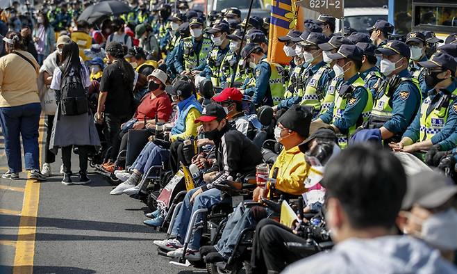 장애인의 날인 20일 서울 영등포구 이룸센터 앞 도로에서 열린 420장애인차별철폐 투쟁 결의대회에서 전국장애인차별철폐연대(전장연) 관계자들이 경찰과 대치하고 있다. 뉴시스