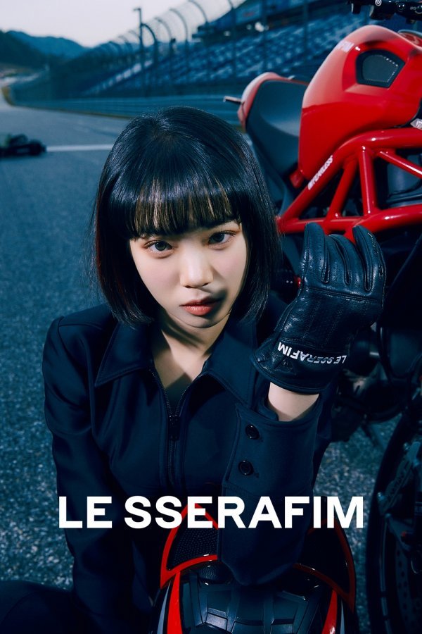Group LE SSERAFIM (LE SSERAFIM) released its first concept photo of the debut album.A six-member group consisting of Kim Chae-won, Sakura, Huh Yoon-jin, Kazuha, Kim Garam and Hong Eun-chae LE SSERAFIM.They transformed into a Speed Racer in a group and personal photo of Vol.1 BLACK PETROL, the first concept of Mini album FEARLESS.The six members across the circuit showed intense eyes and confident poses with a fearless and bold look.He also expressed his dignity by using the Chequered Flag, which is the flag marking the end of racing and means the birth of the winner.LESERAFIM was the first girl group to be launched in collaboration with Hive and Sos Music. The debut album was attended by Chairman Bang Si-hyuk and creative director Kim Sung-hyun.LEA SSERAFIM will announce its first Mini album FEARLESS at 6 pm on May 2 and hold an on-line fan showcase at 8 pm on the same day.