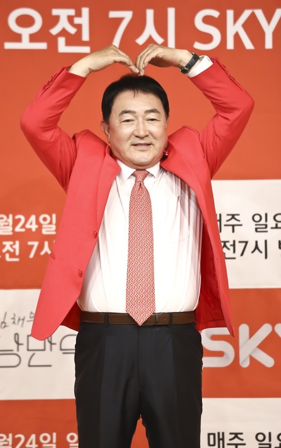 On the 20th, a production presentation of the new SkyTV entertainment program Rocky Doctor of im Chae-mu (hereinafter referred to as Romantic Doctor) was held at the Korea Conference Center in Gangnam.Actor im Chae-mu, Lee Moon-sik, oil source, orthopedic surgeon Lee Tae-hoon and Huh Seung-woo PD attended the production presentation.Romantic Doctor is a healing reality entertainment program in which romantic doctors in the city with a doctor camp car go to medical service to find residents of All States books.Im Chae-mu said, I am a romantic doctor of im Chae-mu, but I am in charge of romance. Unlike old days, elderly people often are alone.I thought I would like to do treatment and volunteer activities 30 years ago. I started volunteering with Lee Tae-hoon. Im Chae-mu boasted of director Lee Tae-hoons ultra-precision care, which he said: You treat so distraughtly.When we go to the hospital, we answer in one minute and thank the teacher for how to answer all of them, he said. We are thinking we will go to quality rather than quantity.Im Chae-mu has been operating for 34 years for children by creating a theme park called Duryland in Jangheung-myeon, Yangju-si, Gyeonggi-do.Im Chae-mu has been running without giving up despite years of deficits.In fact, last year, he appeared on KBS 2TV Salim Nam and said, I have debt like im Chae-mu. I think the money to pay back is 140 ~ 15 billion won.Such an im Chae-mu said he would take care of the elderly this time.Im Chae-mu said, 34 years ago, I had the Indian capacity to go out with my family.I wanted to make a space for my family when I could afford it someday, he said. Now, Romantic Doctor is sitting in the countryside, eating makgeolli and sharing goodwill.I am in my last Hope. As long as I have my body, I will try to go around all over the All States if Lee Tae-hoon helps me.Im Chae-mu is a centerpiece of romantic doctor and will lead the whole trip by becoming a companion at the eye level of seniors with a relaxed and warm mind.Romantic Doctor will be broadcast for the first time at 7 a.m. on 24 Days.Photo: Starhew Entertainment