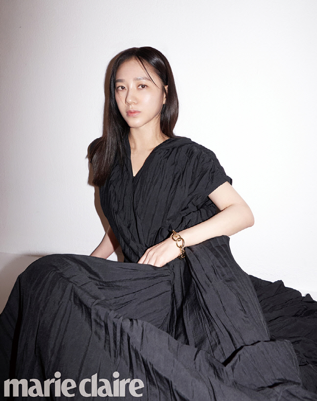 On the 21st, the magazine Phoenix Marie Claire released a picture of Park Joo-Mi, who is playing the role of Sapi Young of the TV Chosun Marriage Literary Divorce Composition 3, which is currently on air.Park Joo-Mi in the public picture showed a different fashion style from the neat appearance to the elegant charisma that overwhelms the crowd.Park Joo-Mi, who has become a Wannabe icon for women, shows a timeless style with her beauty while she is completely digesting various summer dress look in this picture.On the other hand, more pictures and videos of Park Joo-Mi can be found in the May issue of Phoenix Marie Claire and the Phoenix Marie Claire website.Photo Sources Phoenix Marie Claire