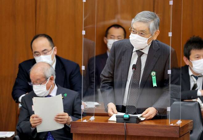 구로다 하루히코 일본은행 총재가 4월18일 일본 국회에 출석해 답변하고 있다. /AFP 연합뉴스
