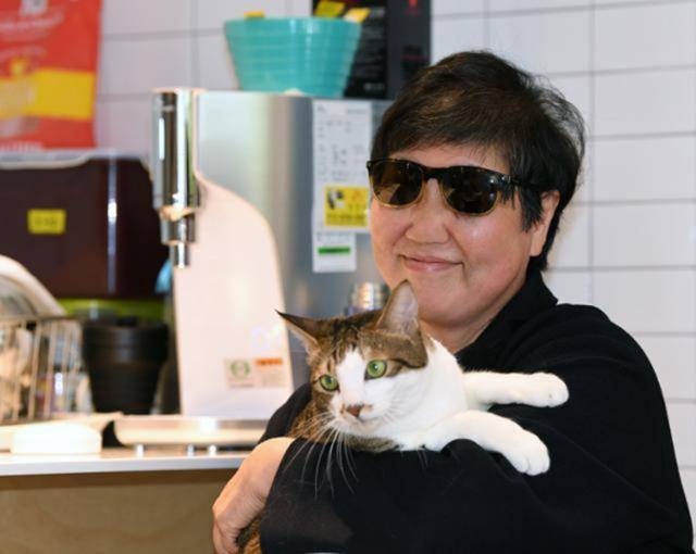 임순례 감독이 19일 서울 마포구 잔다리로 카라 더불어숨센터 킁킁도서관에서 가진 한국일보와의 인터뷰에서 고양이를 안고 있다. 임 감독은 눈 부상으로 선글라스를 착용하고 인터뷰에 응했다. 홍인기 기자