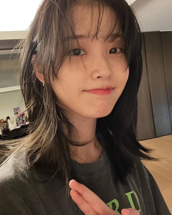 IU cut off a rich hair and made a boyish transformation.Without any explanation, I informed him that he had Hair groomed with Siwon and scissors emoticons. The photo showed a lot of layers on the rich Hair and transformed into a much lighter and shorter style.iMBC  Photo Source IU Instagram