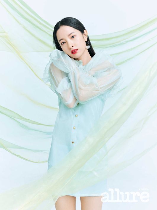 A picture of group WJSN member Bona has been released.On the 21st, Allure Korea released Bonas picture in the May issue.WJSN Bona, who has firmly established his position as a high-yoo Rim actor in Twenty Five Twinty One, showed a clean appearance full of spring energy through this picture.In particular, the three makeup look, which was completed using lipstick, foundation and liquid eye shadow, further enhanced Bonas colorful charm.On the other hand, Bona played the role of the high Yu Rim in the TVN drama Twenty Five Twinty One.