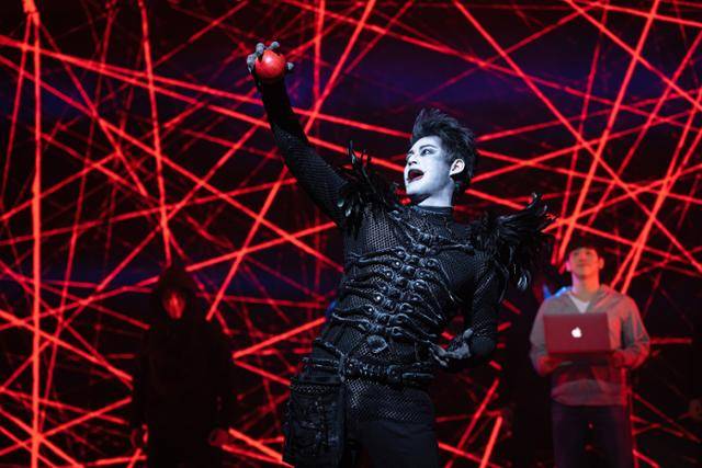 뮤지컬 '데스노트'에서 사신 류크 역을 맡은 서경수(가운데) 뒤로 화려한 영상이 보인다. 오디컴퍼니 제공